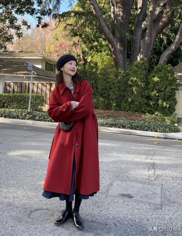 冬天不要只會穿黑白灰，“紅色”搶眼高調又顯白，時髦又有氣場