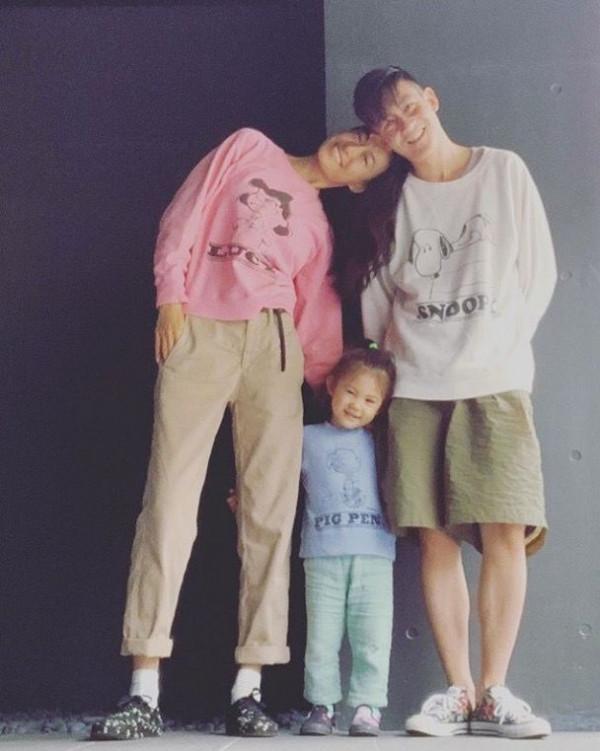 秦舒培母女同框，穿基礎款也有超模範，4歲女兒帶鑽石項鍊太搶眼