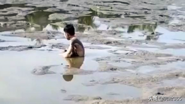 廣東一男子垂釣的途中，帶著孩子下塘渾水摸魚，結果卻哭笑不得
