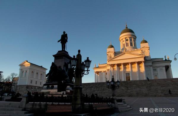 帶著蒙古族女孩琪琪格遊芬蘭,我不得不先對她的行李箱下黑手 帶著蒙古族女孩琪琪格遊芬蘭,我不得不先對她的行李箱下黑手