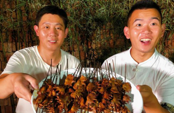 山東大哥賣“奇葩”小吃，原本白送都沒人要的東西，卻賣10元一份