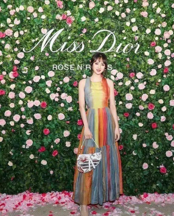 華為千金姚安娜真替老爸長臉，穿彩虹裙華麗高階，豪門出身真不假