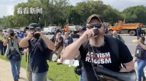 美國超400人在國會大廈前示威 有人持刀槍被捕 美國超400人在國會大廈前示威 有人持刀槍被捕