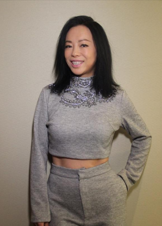 歌手黃綺珊與好友打球，素顏穿短褲秀出緊實小腿，還曾跨界獲冠軍