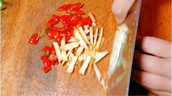 川菜的另一經典：子姜鴨，肉質軟嫩，麻辣適中，養生還養身