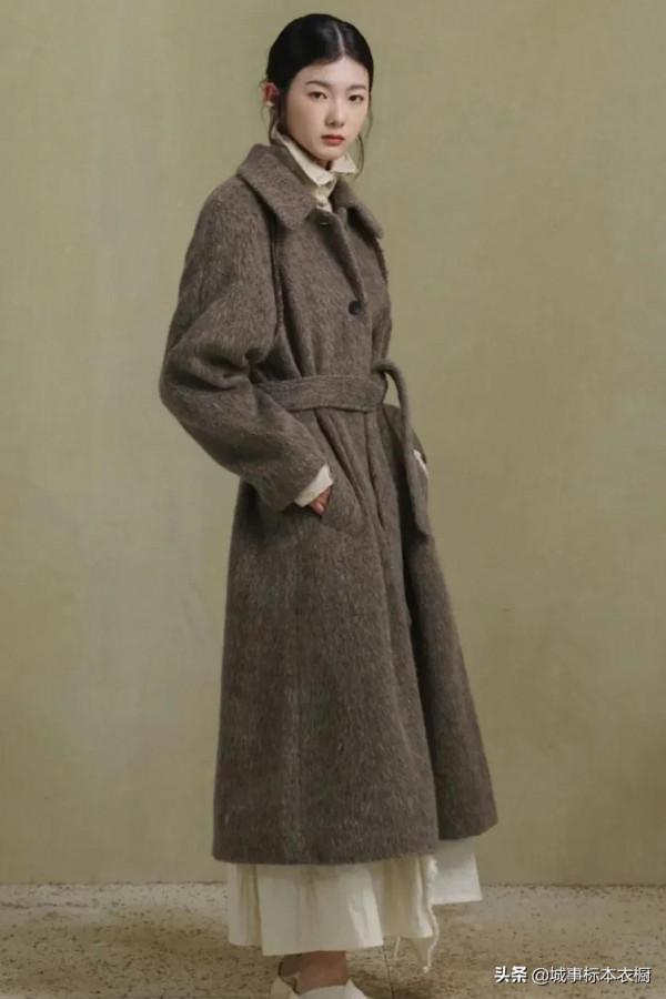 靜謐如大地的羊毛外套交織紋理的深調色系,如冬日的肌理 靜謐如大地的羊毛外套交織紋理的深調色系,如冬日的肌理