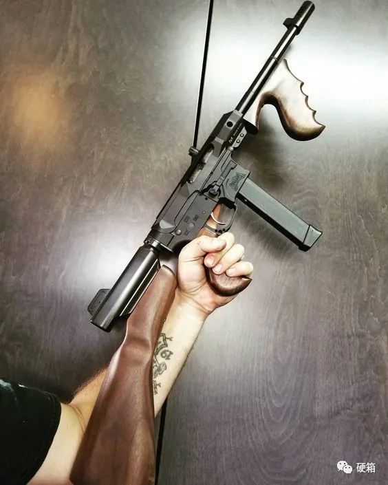 有一幫人,他們喜歡把湯普森衝鋒槍藏在琴盒裡 有一幫人,他們喜歡把湯普森衝鋒槍藏在琴盒裡