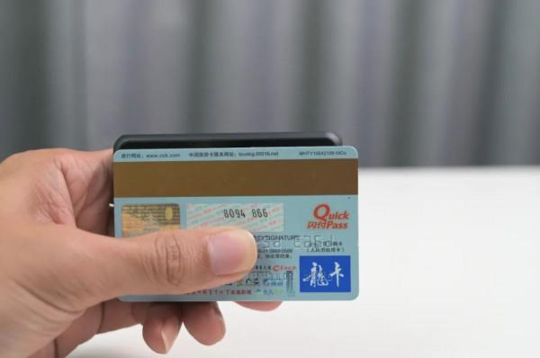 續航神器 奧海Aohi Magsafe W400磁吸無線充電寶試用