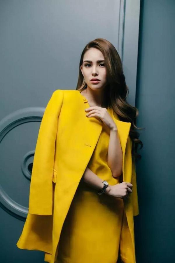 身材再好也不能任性，看昆凌的“舞獅服”就是個坑，能看的只有臉