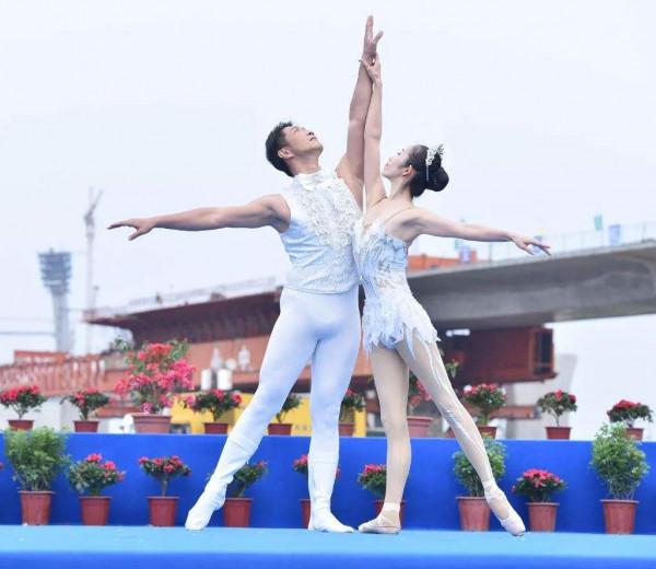 全球巡演300場，榮登春節晚會，向人們展現戲曲與舞蹈的結合