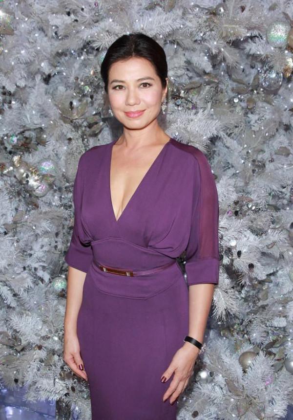 鐘楚紅61歲了還很靚，穿紫裙耐看又大氣，一眼就看出有沒有貴婦感