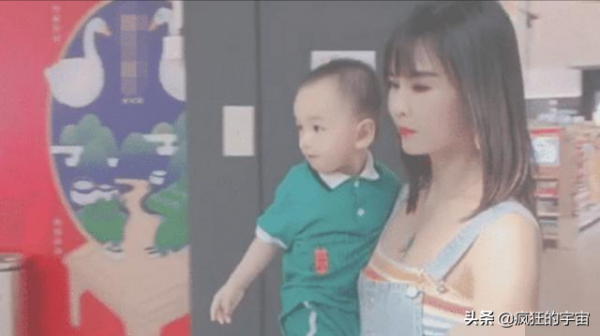 “最年輕姥姥”火了，抱著剛出生的外孫，卻被誤以為是孩子媽媽