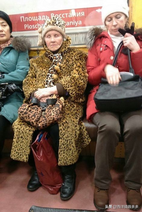 俄羅斯地鐵中的風景,“戰鬥民族”果然不一般 俄羅斯地鐵中的風景,“戰鬥民族”果然不一般