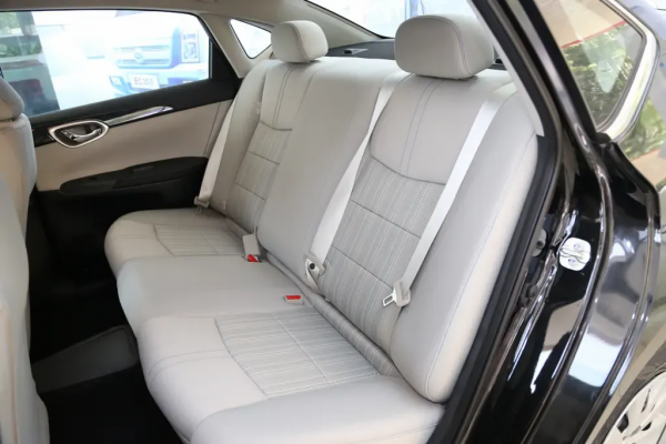 軸距為2700mm，配前置單電機，軒逸&CenterDot;純電錶現如何？