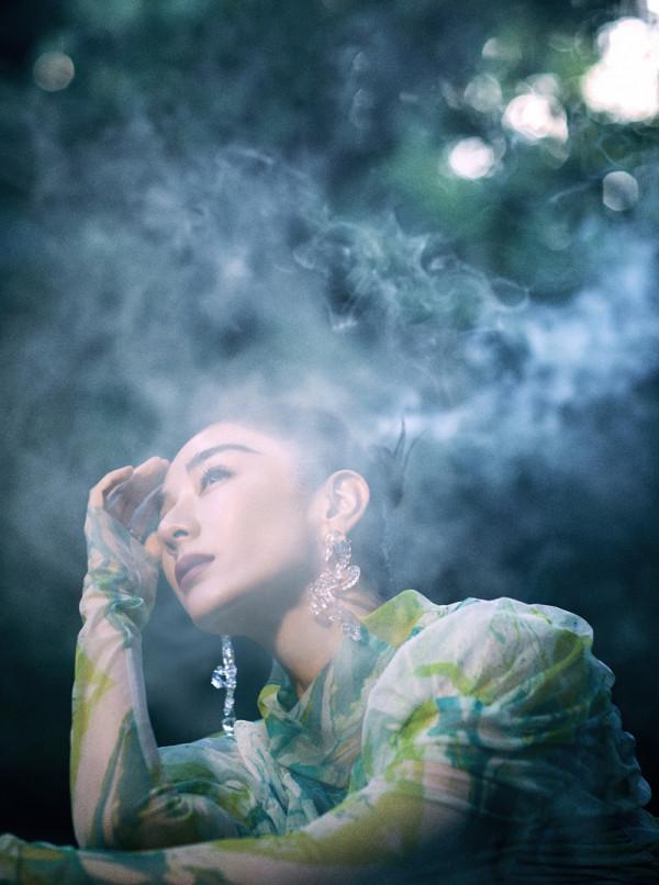 44歲黃奕拍時尚寫真大片，置身廣西叢林秘境，身穿紗裙美如仙女