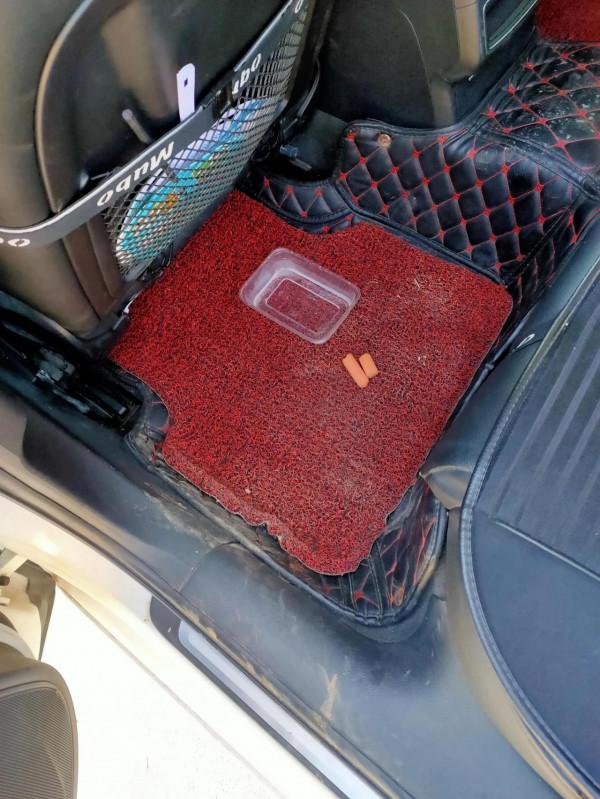 一隻流浪貓躲在車裡找不到了,誰有好辦法嗎? 一隻流浪貓躲在車裡找不到了,誰有好辦法嗎?