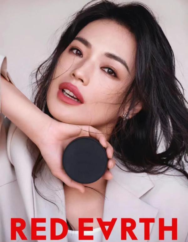 舒淇最新代言徹底封神！穿西裝拍大片，國貨徹底逆襲變阿瑪尼