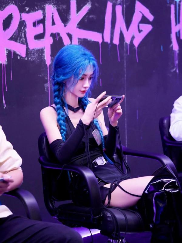 2021出圈神圖盤點，楊冪撐傘矜貴，楊穎藍髮絕美