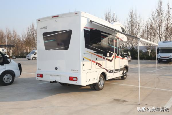 單拓展的房車見多了,橫床變豎床,這種佈局的你見過嗎? 單拓展的房車見多了,橫床變豎床,這種佈局的你見過嗎?