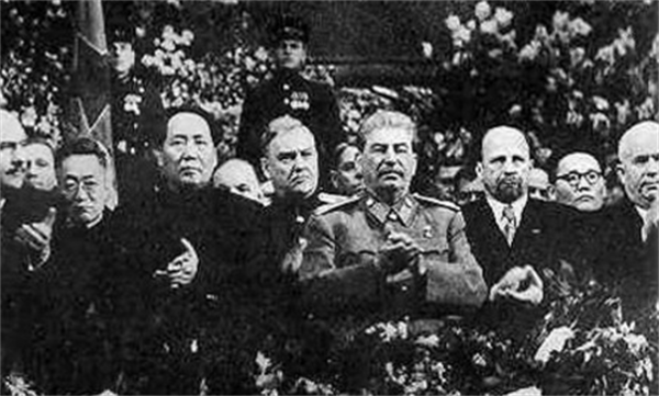 解放海南島，登陸名單上全是副職，韓先楚看後大怒，說：我上