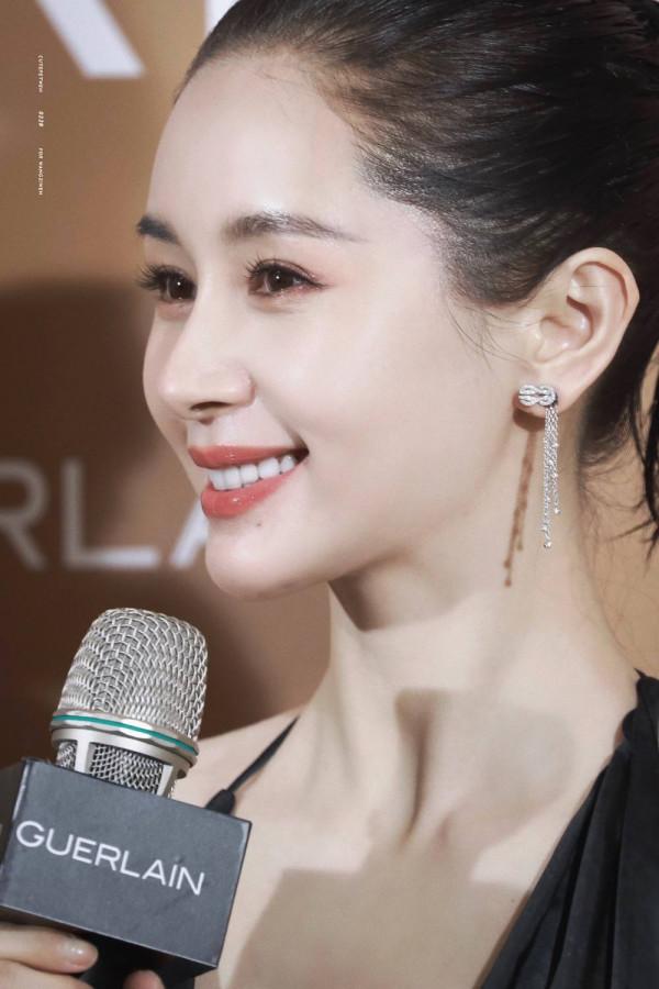 王子文日常穿搭大方美麗 網友們覺得她演技怎樣可評論關注轉發分享