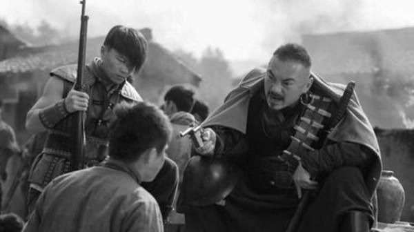 運鈔機墜毀，十萬銀圓從天而降，村民哄搶過後，結局怎麼樣？