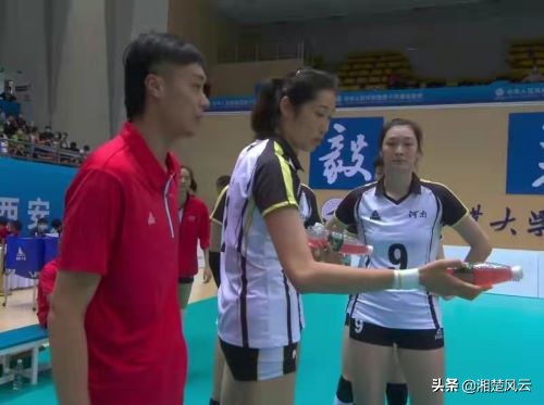 遼寧女排下狠手3-0勝河南隊,朱婷給隊友遞水,球隊輸後黯然神傷 遼寧女排下狠手3-0勝河南隊,朱婷給隊友遞水,球隊輸後黯然神傷