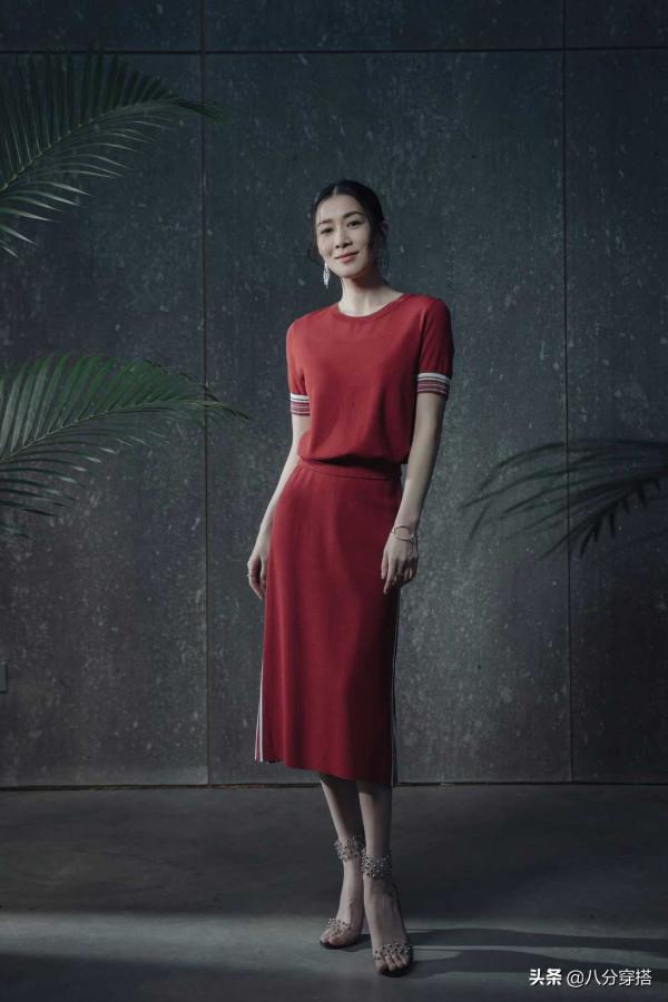 佘詩曼又成功“扮嫩”，穿粉色連體褲甜美減齡，時髦溫柔又可愛