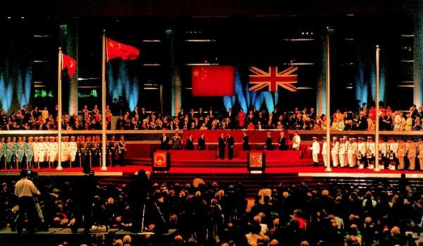 1997年香港迴歸前，中英軍艦對峙三天三夜，中方：撞就撞，誰怕誰