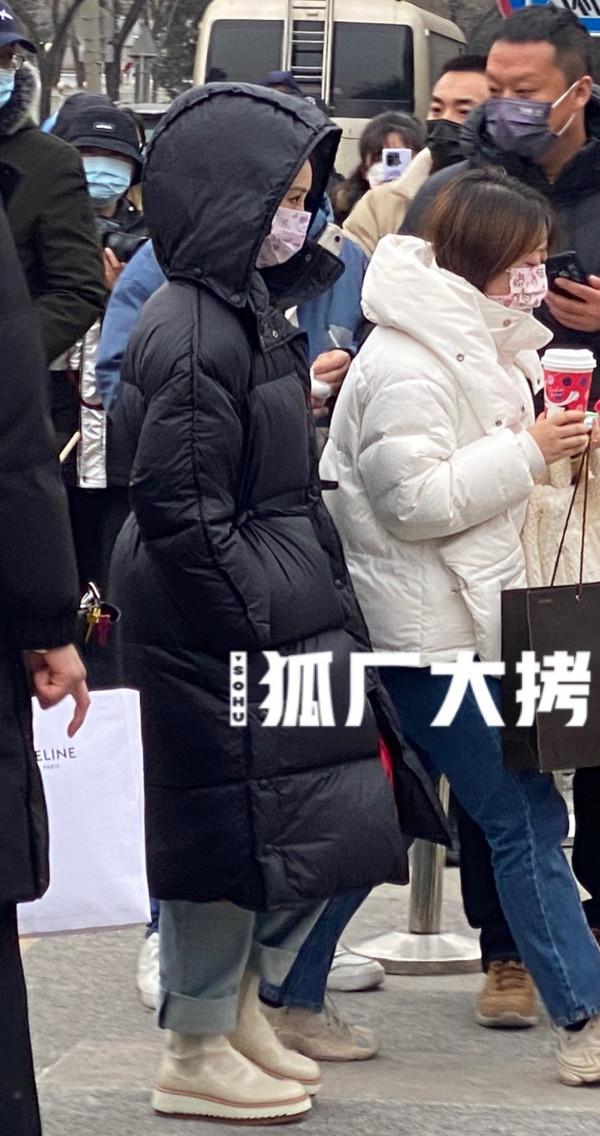 春晚首次聯排流量多！趙麗穎保暖低調，宋祖兒編髮乖巧劉濤氣場強