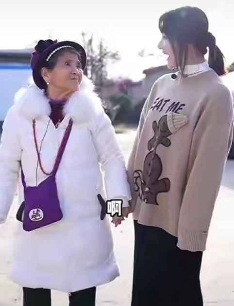 黃聖依婆婆回村排場大，坐豪車被後輩稱太太，老屋破舊不堪全是土