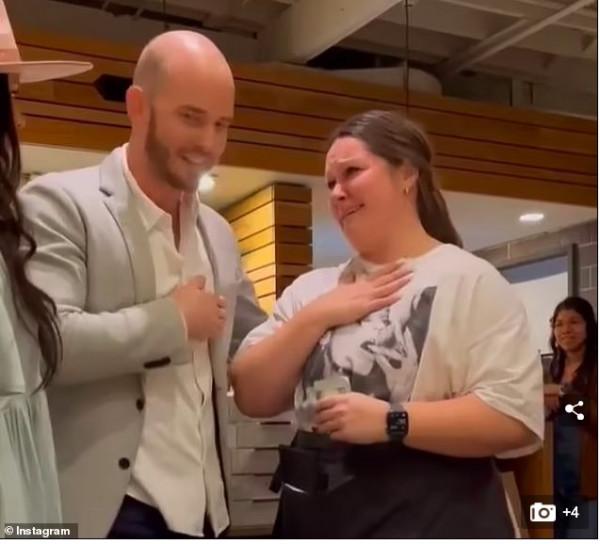 美國服務員收到好心顧客給的4400美元小費，反被餐廳炒魷魚