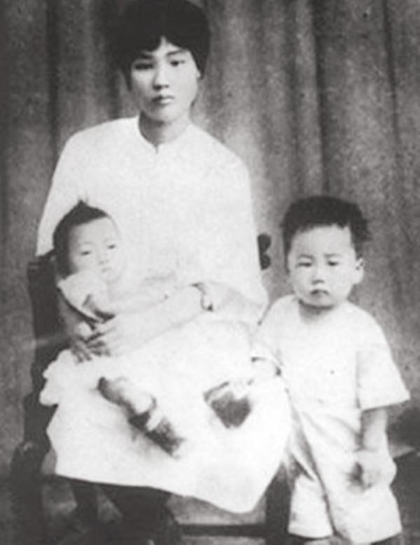 1950年毛岸英返鄉,長跪在楊開慧墳前痛哭不起 1950年毛岸英返鄉,長跪在楊開慧墳前痛哭不起