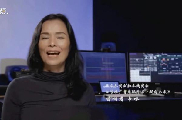 58歲韋唯時隔8年復出，獻唱北京冬奧太淚奔！久違亮相卻大變樣