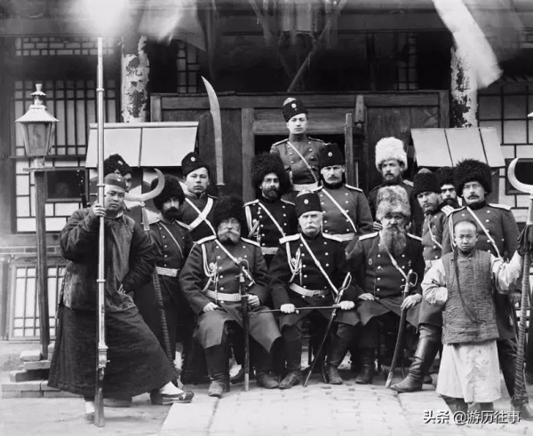 100多年前的晚清社會，慈禧出逃後的寢宮，仍有守衛在看守