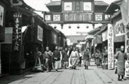 12歲少年被賣國外，娶白人美女，今後代800多人，形成“中國村”