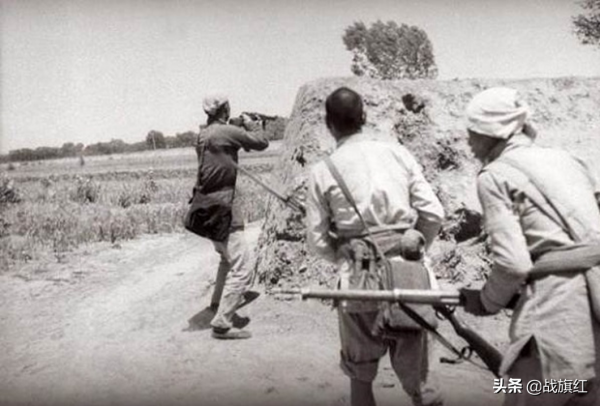 通訊員一人挑9條槍，步行13天終於找到縣大隊，路上九死一生