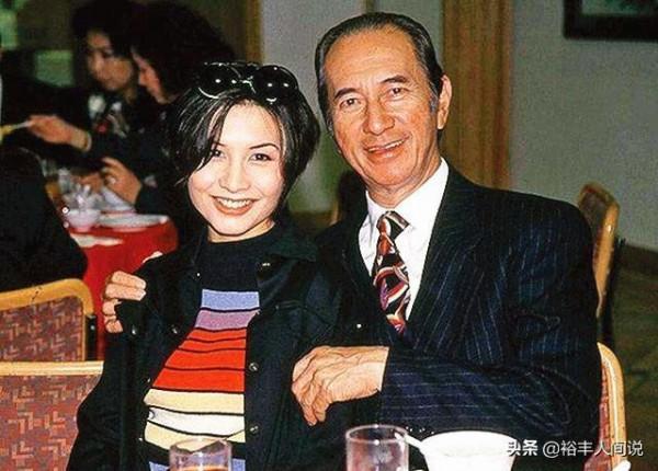 何超瓊四姐妹再聚首!何超鳳穿黑衣打扮優雅,何超蕸穿藍衣顯富態 何超瓊四姐妹再聚首!何超鳳穿黑衣打扮優雅,何超蕸穿藍衣顯富態