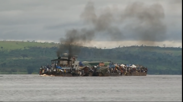 非洲瘋狂貨輪,竟然載上了2000人,遠遠看去就像一個漂浮的貧民窟 非洲瘋狂貨輪,竟然載上了2000人,遠遠看去就像一個漂浮的貧民窟