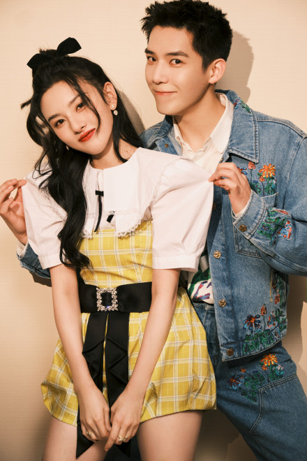 跨年女星哪家強？周慧敏凍齡狀態好，金晨穿漢服，楊紫創收視高峰