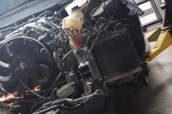 翻新一輛“破爛不堪”的路虎攬勝，匠心修復，滿血復活變新車