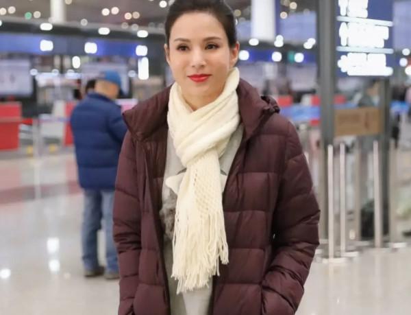 “小龍女”李若彤高調走機場,棕紅色羽絨服優雅時髦,看不出55歲 “小龍女”李若彤高調走機場,棕紅色羽絨服優雅時髦,看不出55歲