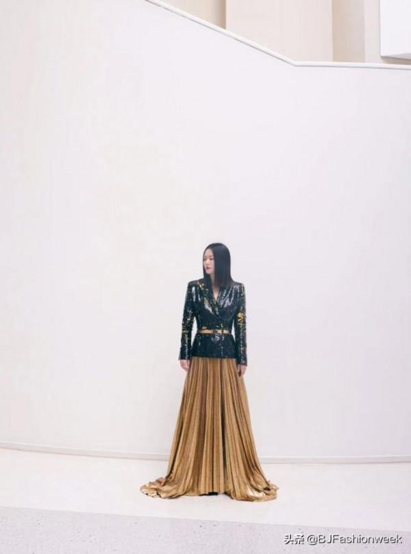 譚維維穿的黑色上衣加上百褶半裙,別說還挺高階的,有沒有 譚維維穿的黑色上衣加上百褶半裙,別說還挺高階的,有沒有