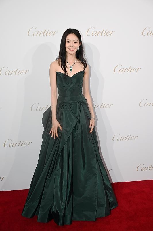 “謀女郎”劉浩存長相太清純，身穿老氣綠裙笑容甜美，看著太嫩了