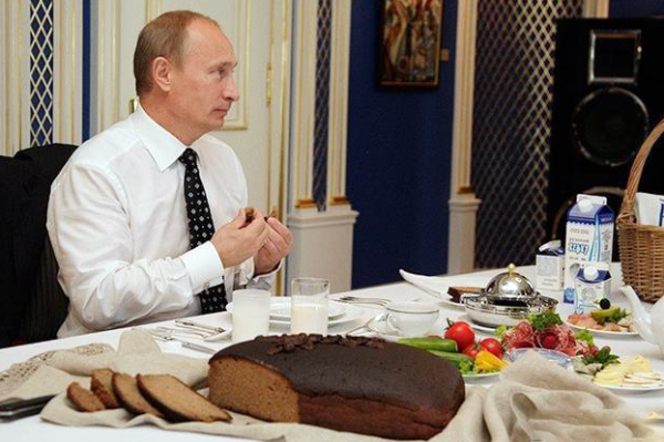 看完特朗普的一日三餐，再看看普京的，網友：這差距真是太大了