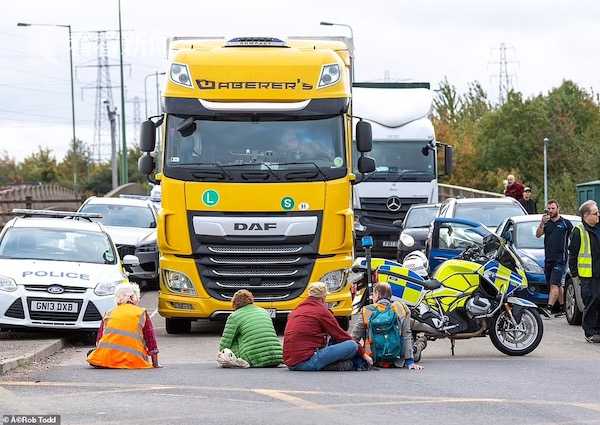 用膠水把臉粘在地上 英國極端環保組織放大招 用膠水把臉粘在地上 英國極端環保組織放大招