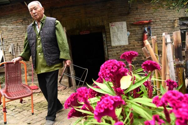 66歲老人哭訴：再好的關係，也不敢去串門了，串門被打，我怕怕了