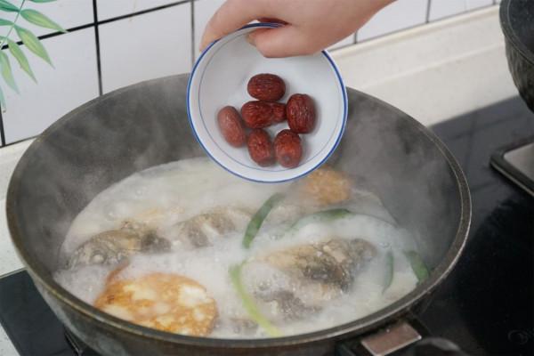 寒冷的冬天，來一碗鮮美滋補的魚湯，營養又驅寒！是怎麼做的啦？