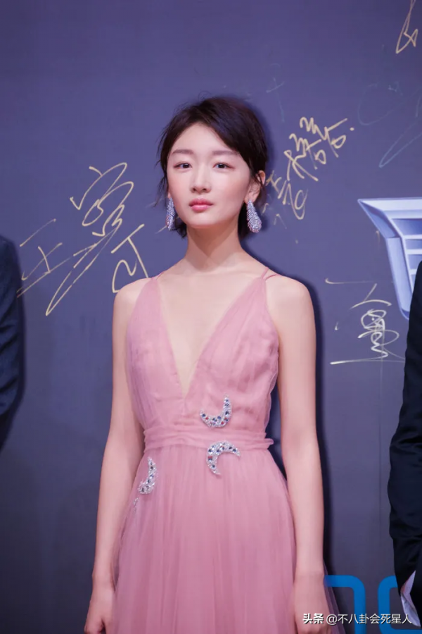 這些女星在紅毯像個笑話!身材一般,卻努力凹造型,自曝缺點 這些女星在紅毯像個笑話!身材一般,卻努力凹造型,自曝缺點