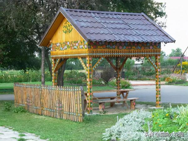 她們把鮮花種在牆上，一不小心這個村莊就美成了童話